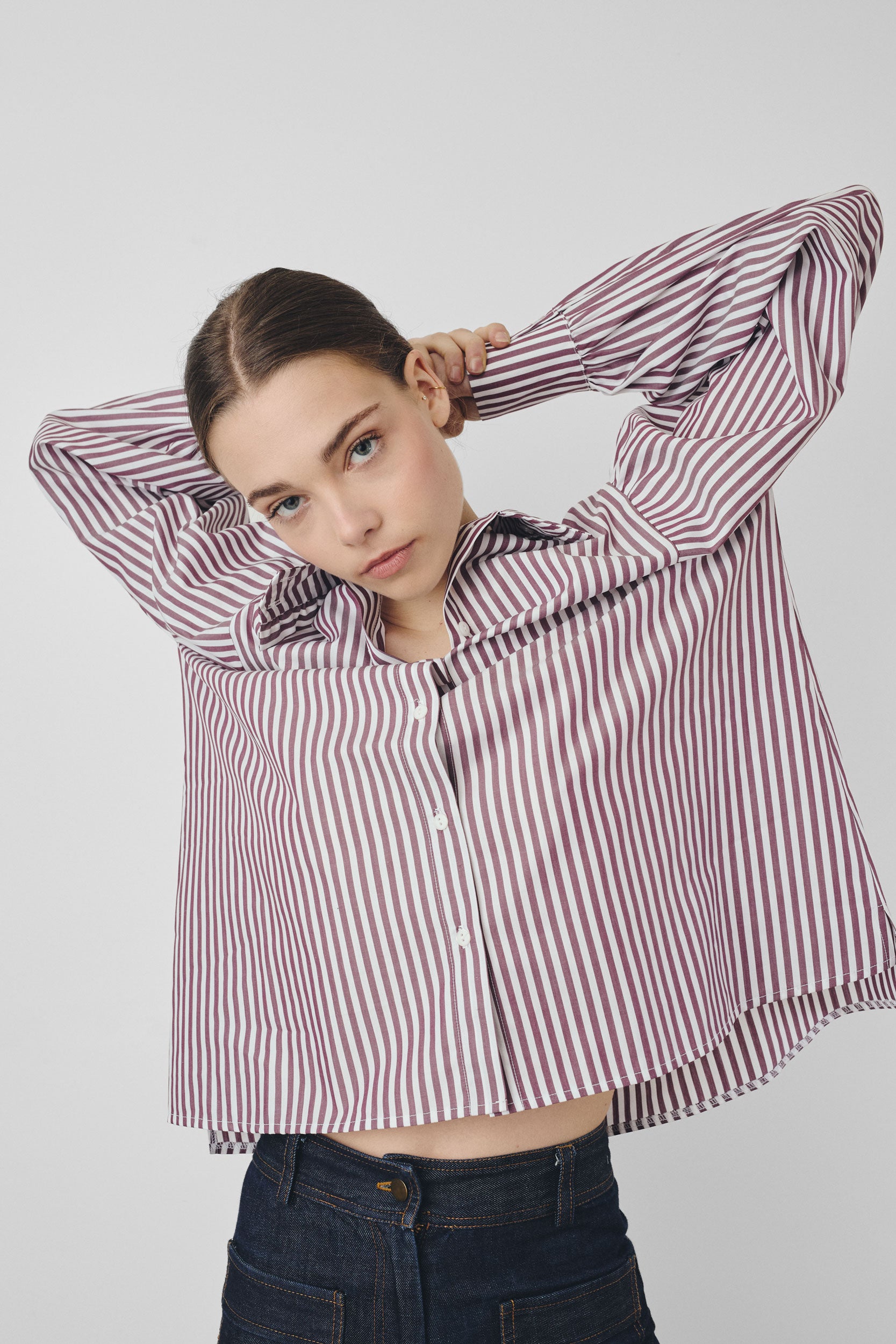 Chemise col montant à volants rayures bordeaux