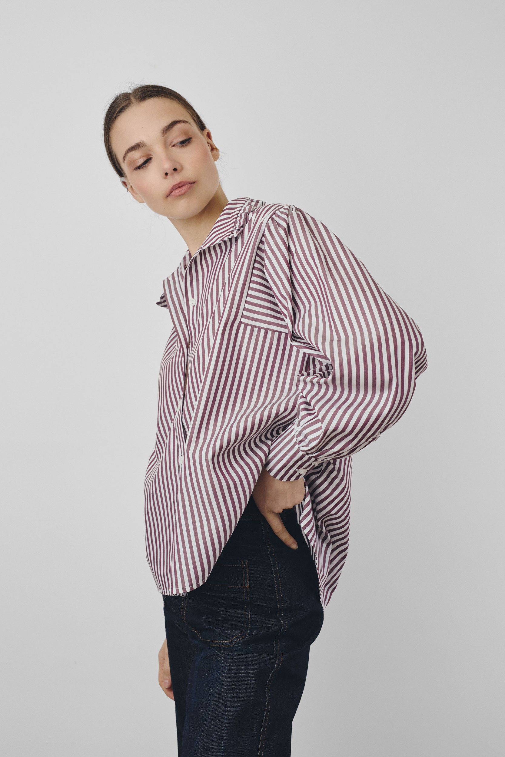 Chemise col montant à volants rayures bordeaux