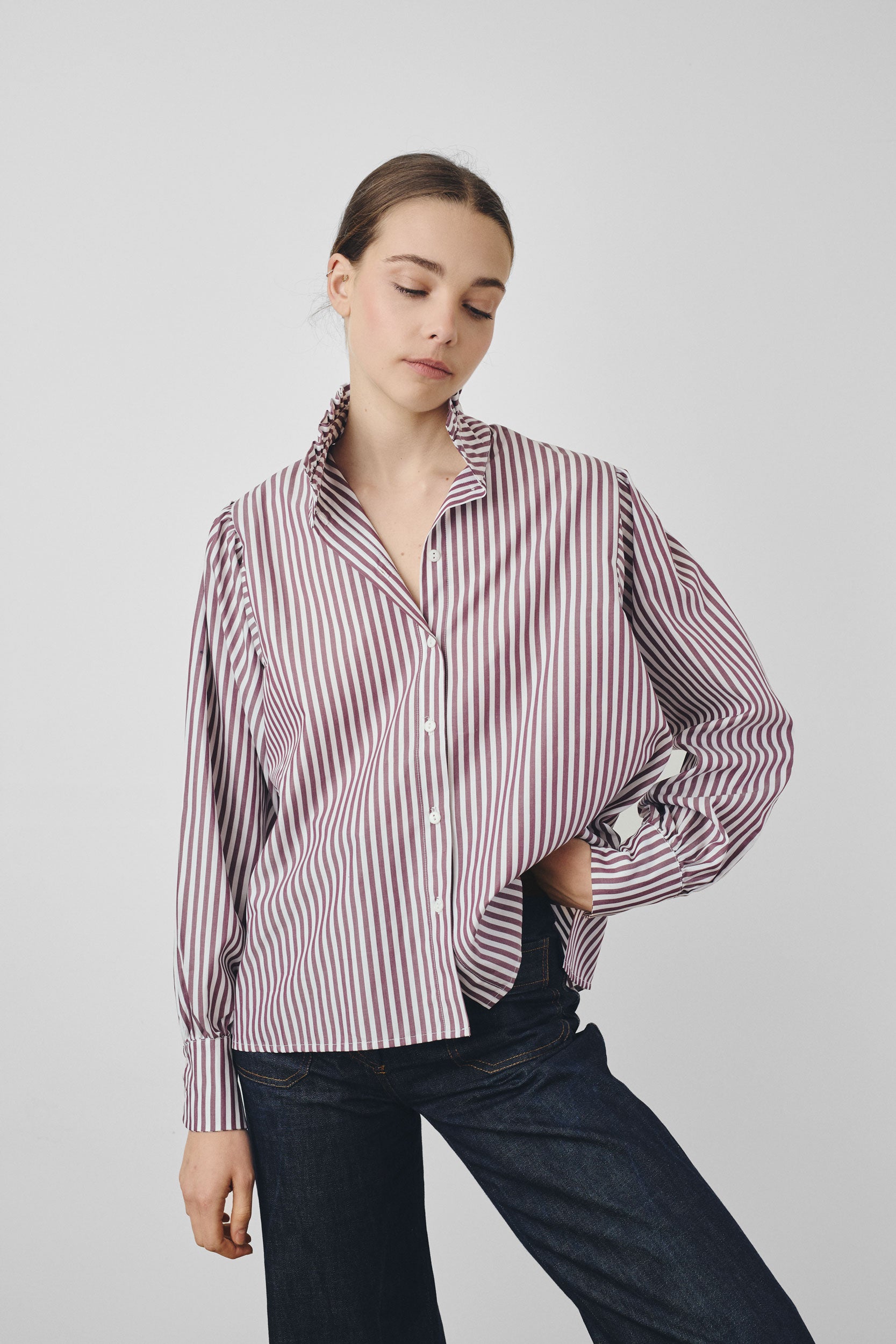 Chemise col montant à volants rayures bordeaux