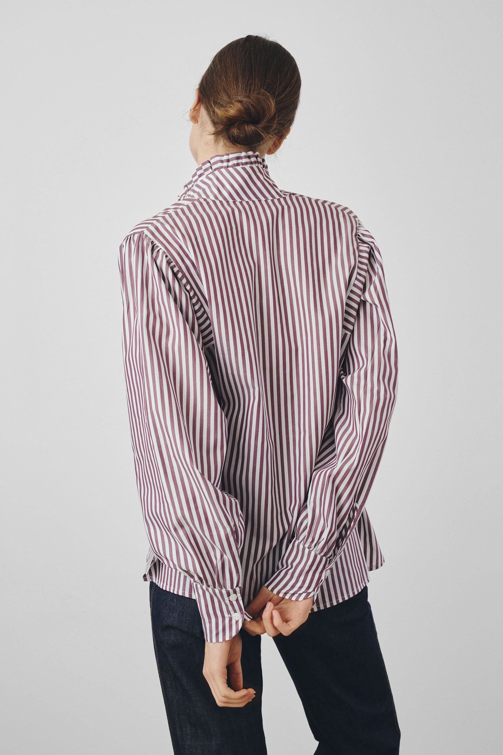 Chemise col montant à volants rayures bordeaux
