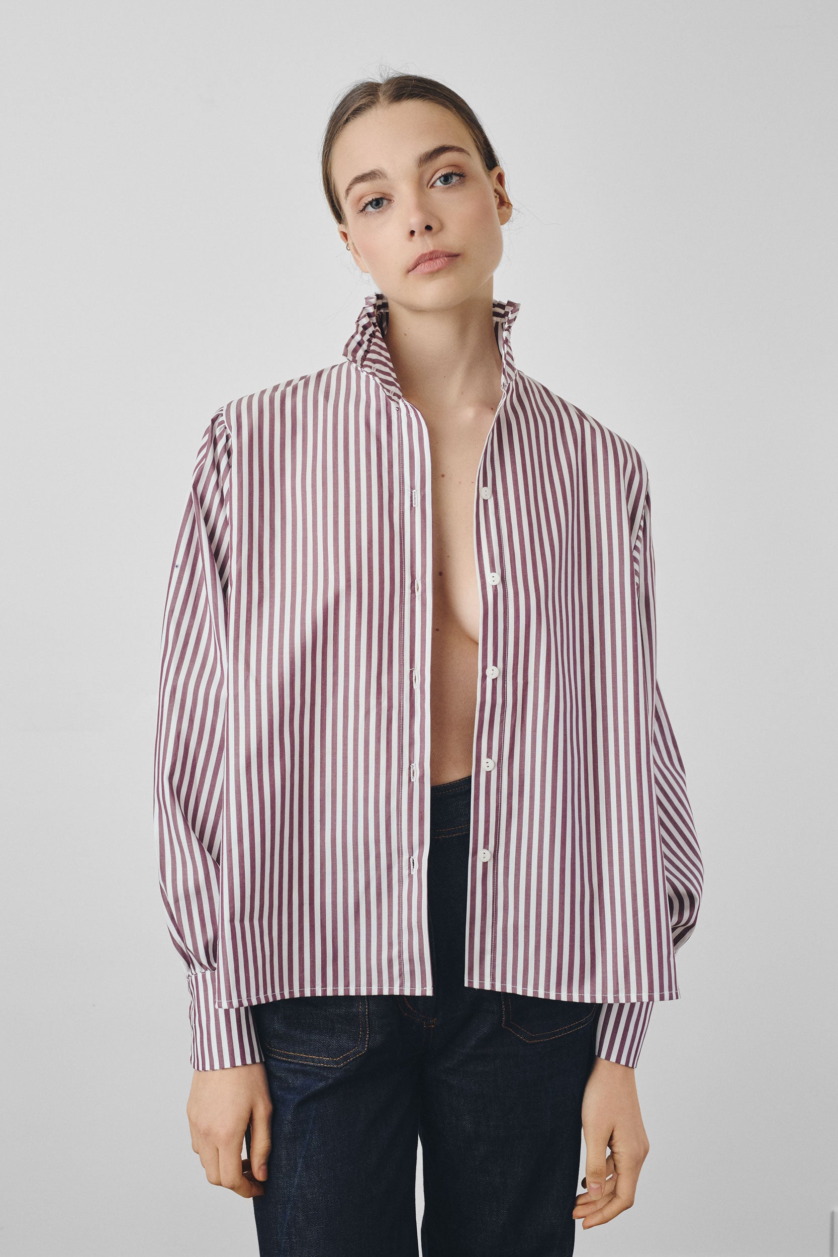 Chemise col montant à volants rayures bordeaux