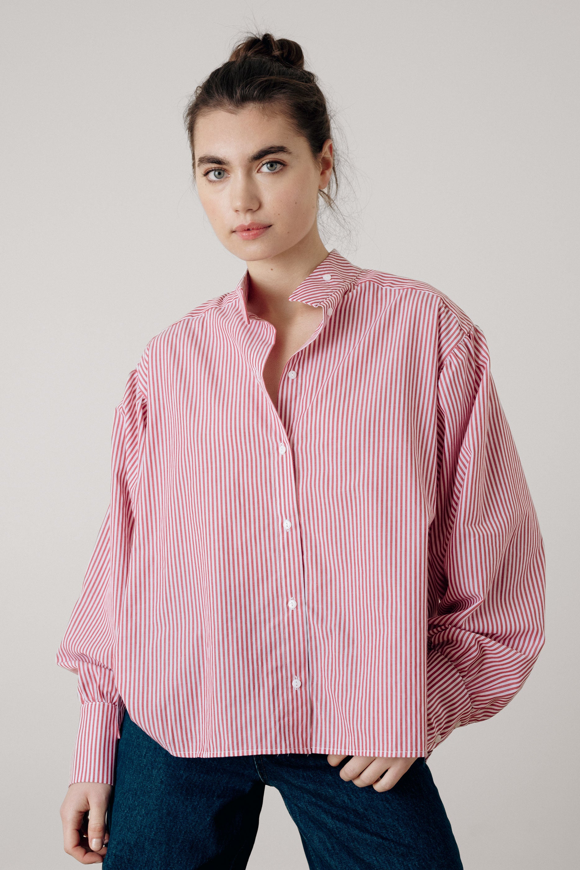 Chemise col montant à rayures rouges