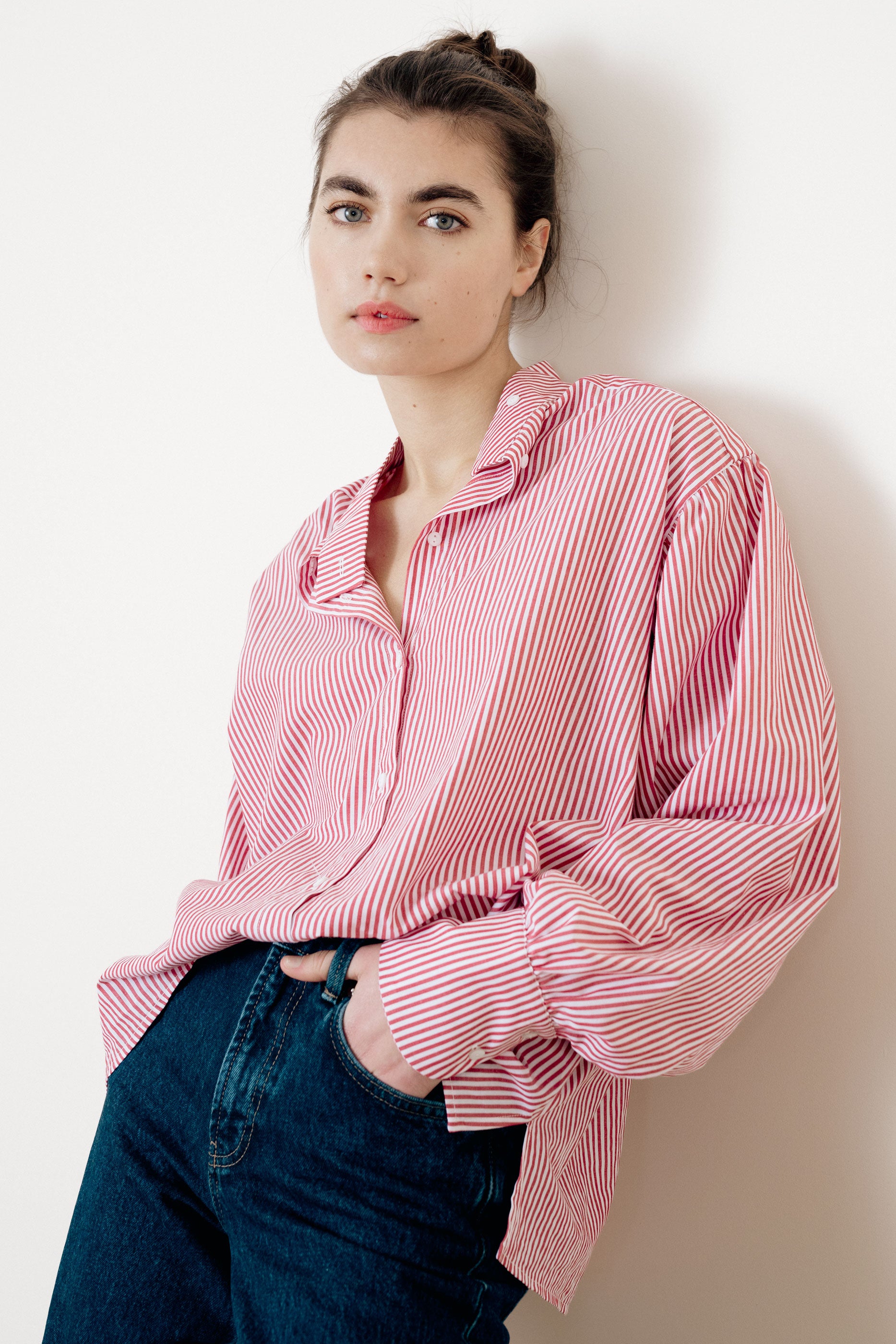 Chemise col montant à rayures rouges