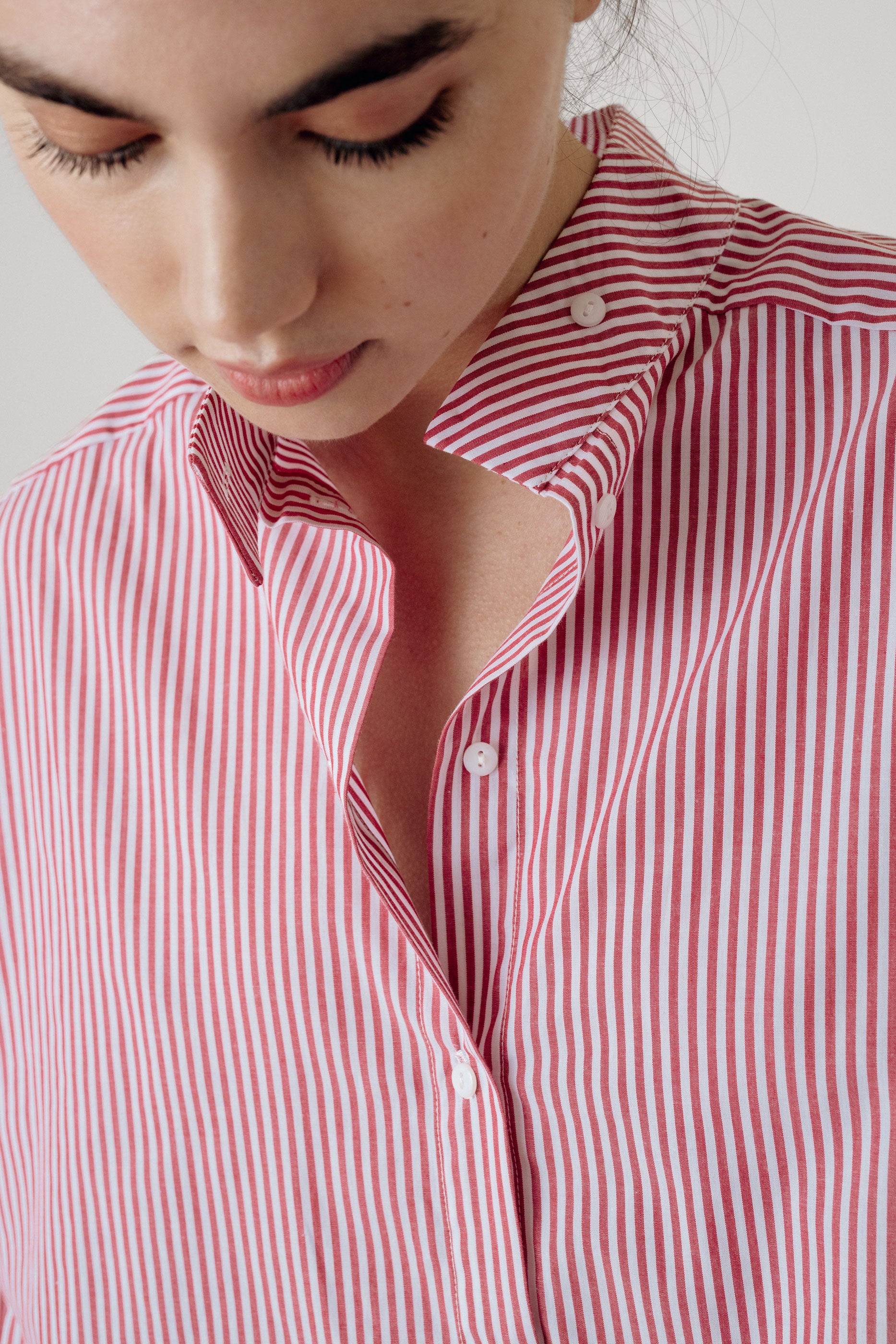 Chemise col montant à rayures rouges