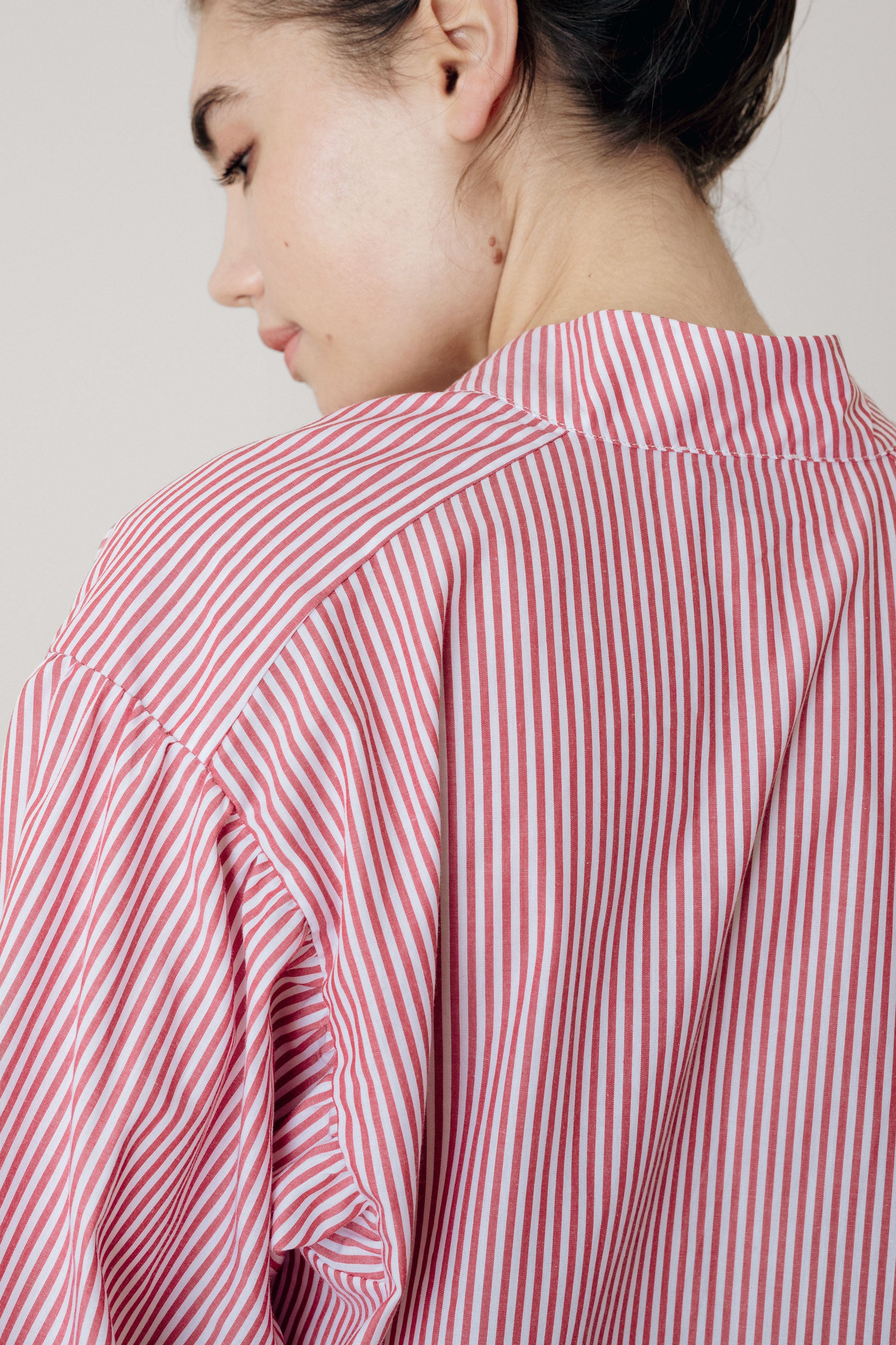 Chemise col montant à rayures rouges