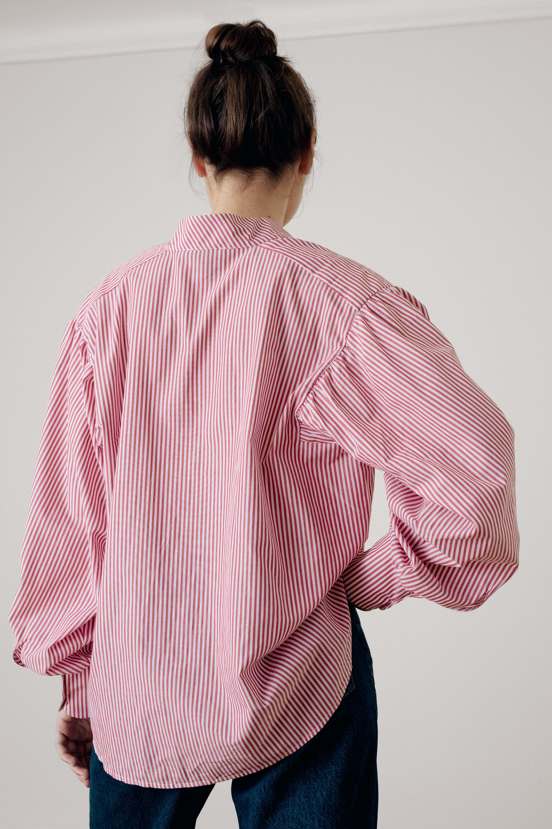 Chemise col montant à rayures rouges