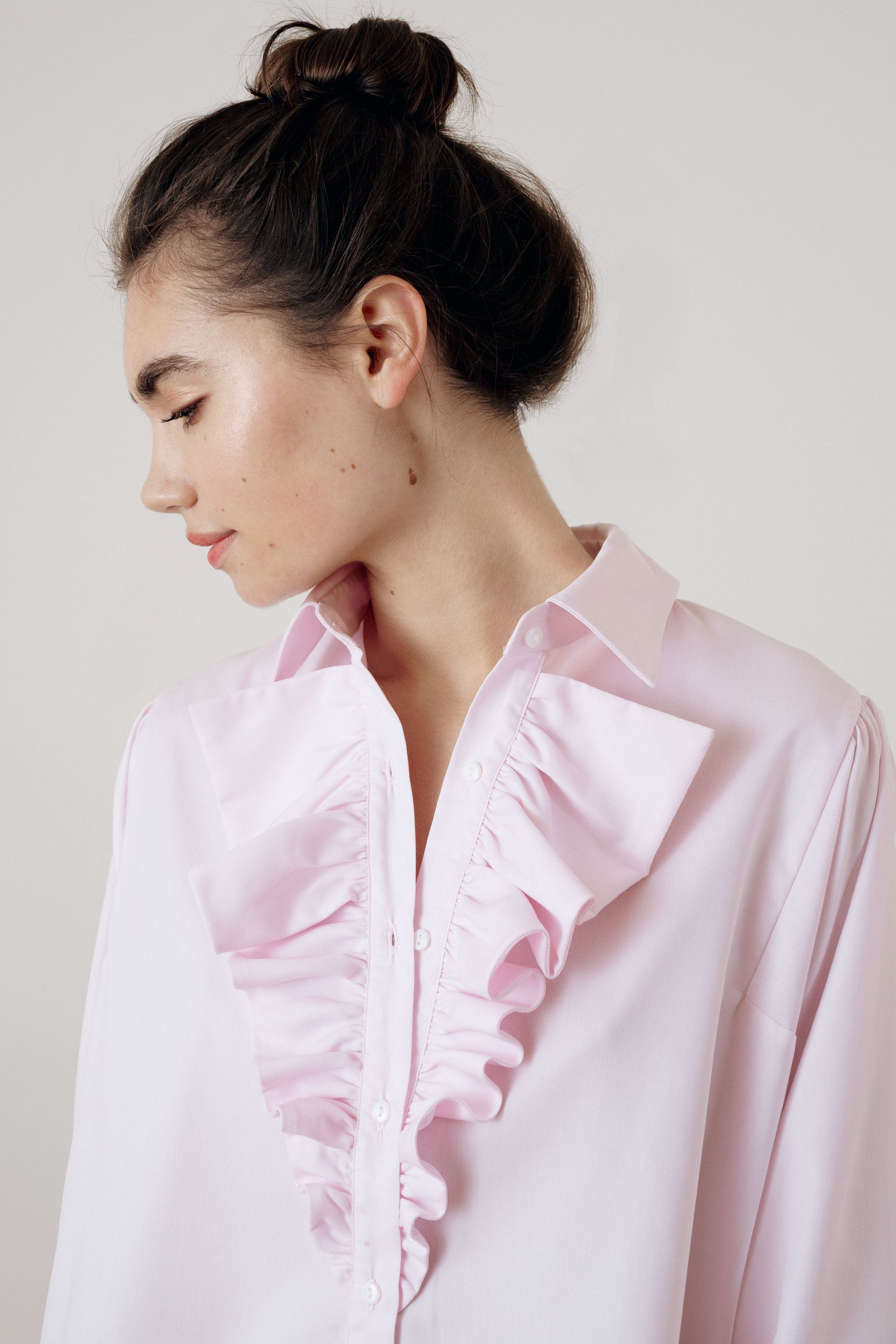 Chemise col classique à volants rose
