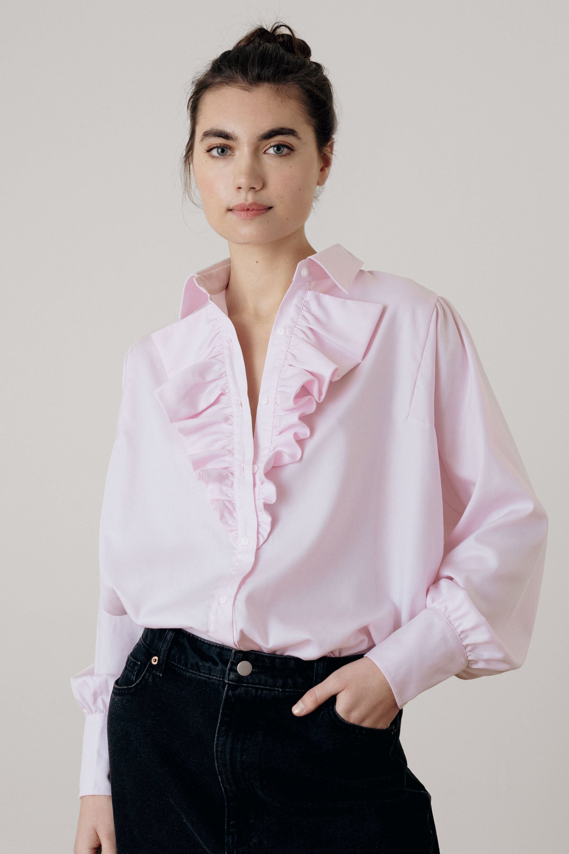 Chemise col classique à volants rose