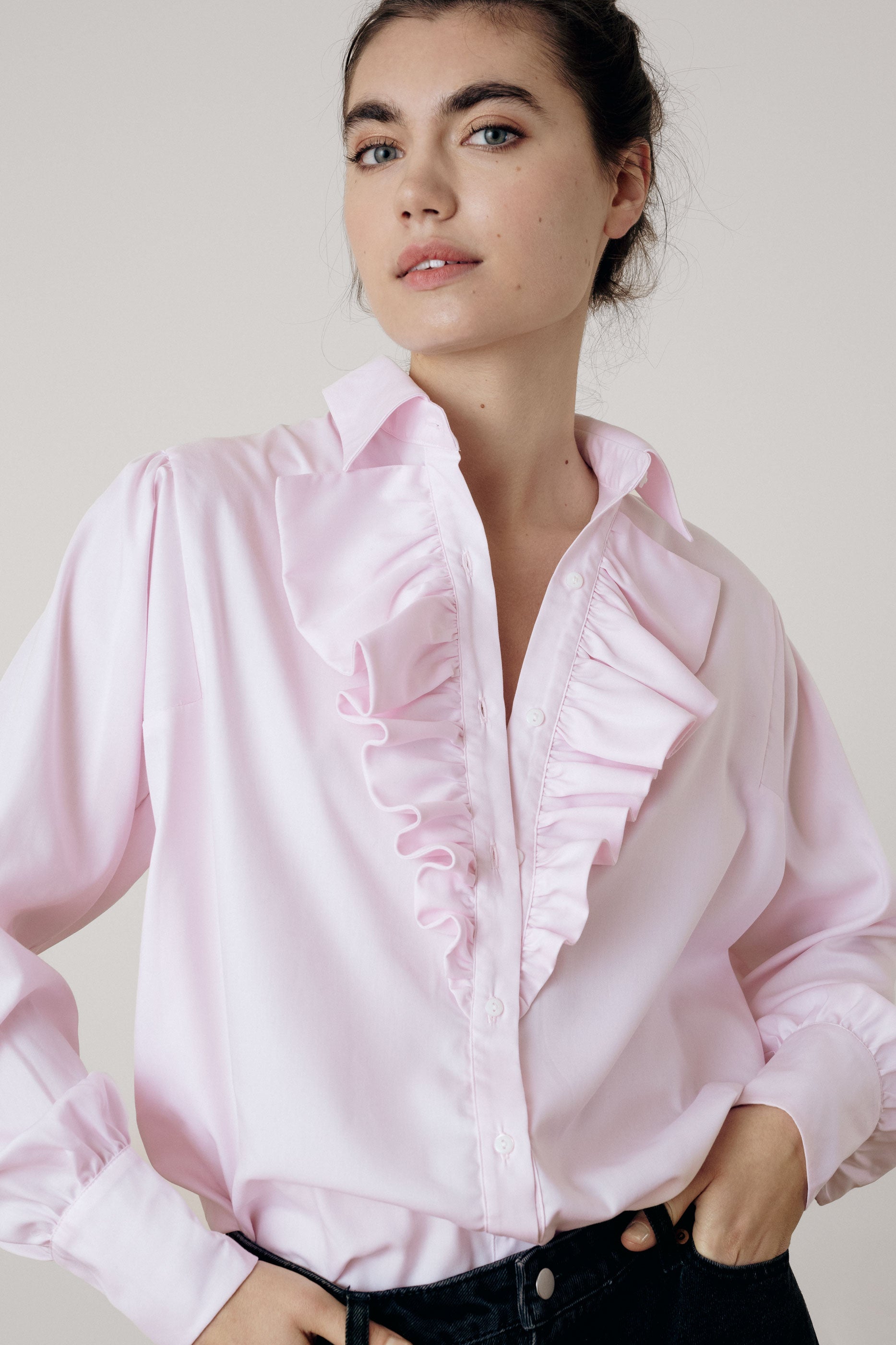 Chemise col classique à volants rose