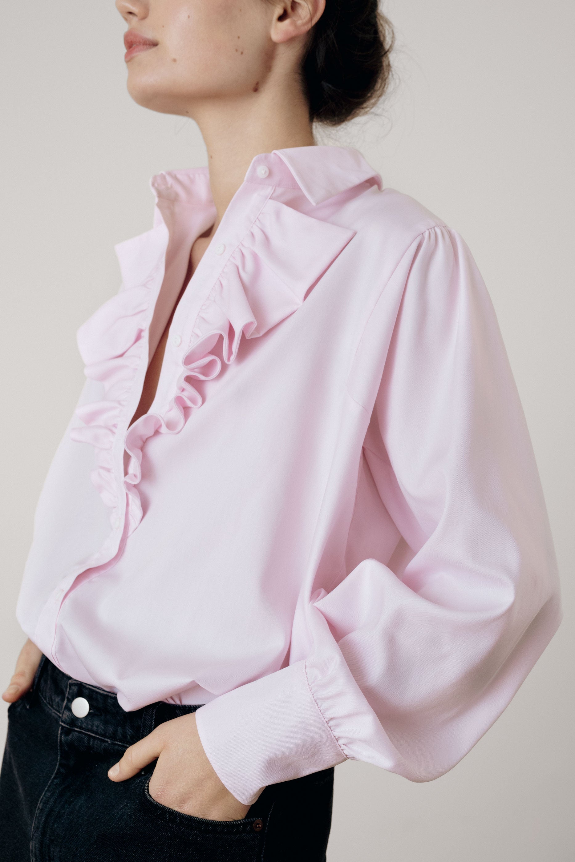 Chemise col classique à volants rose