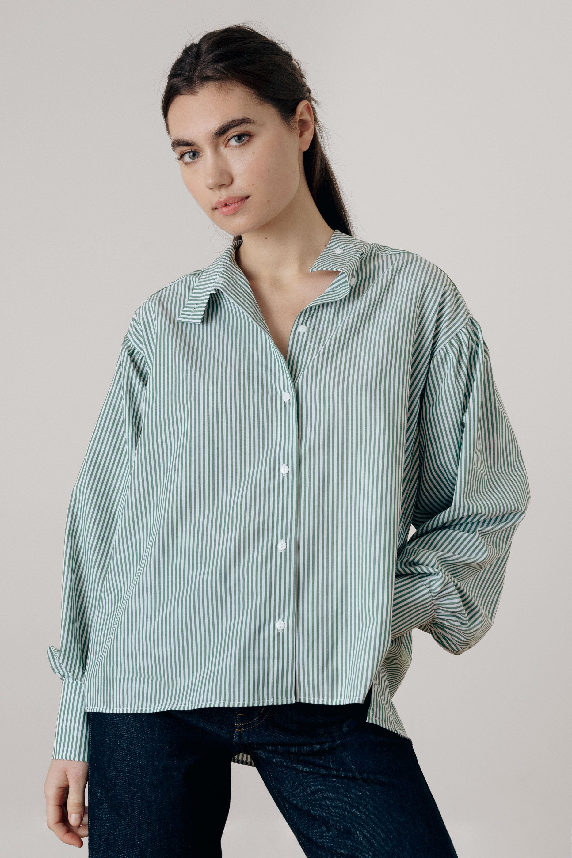 Chemise col montant à rayures vertes