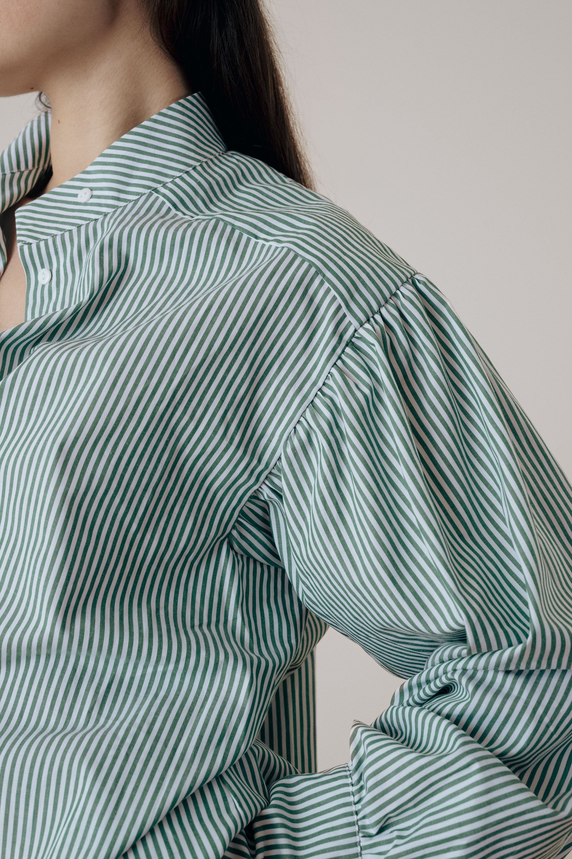 Chemise col montant à rayures vertes
