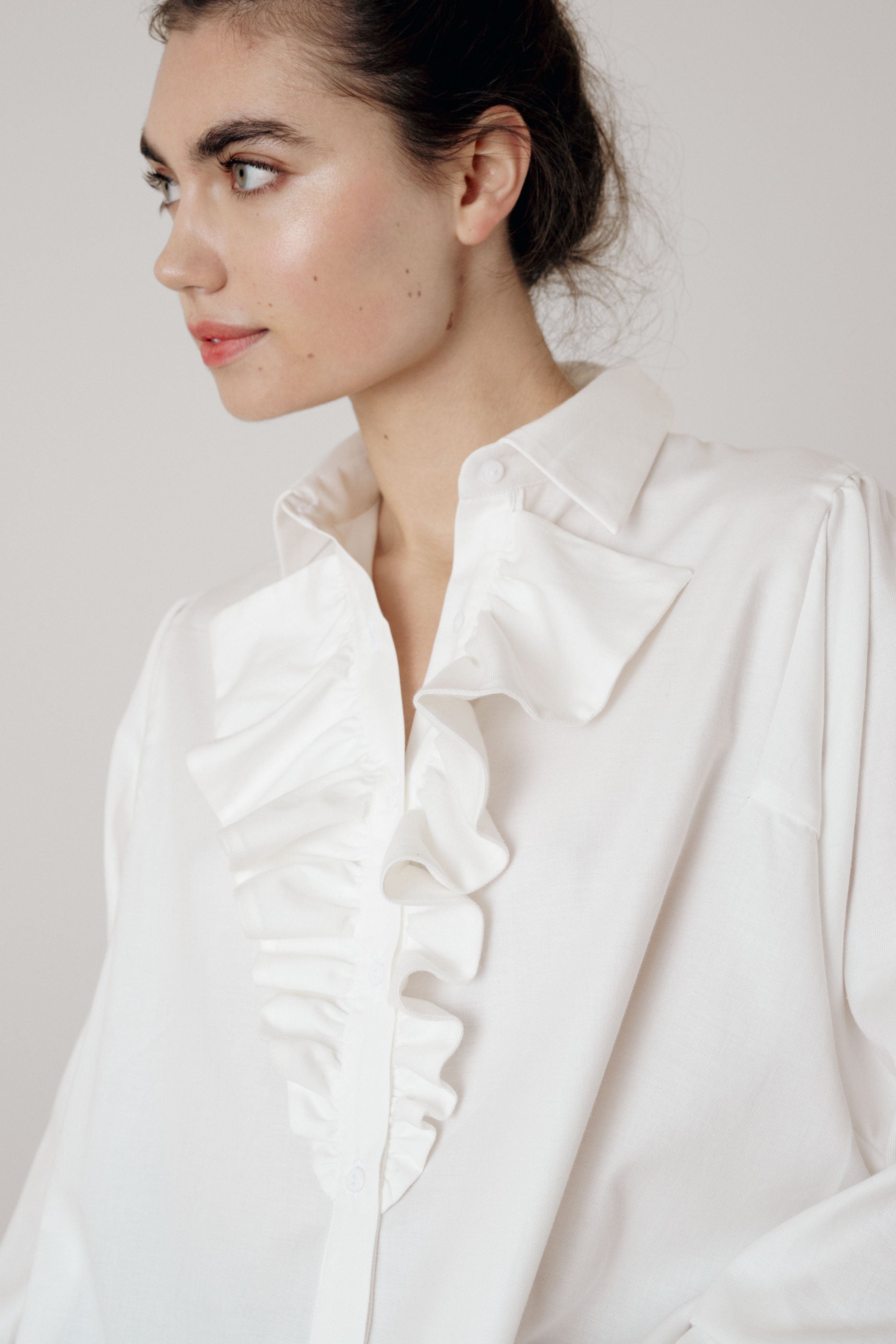 Chemise col classique à volants blanc