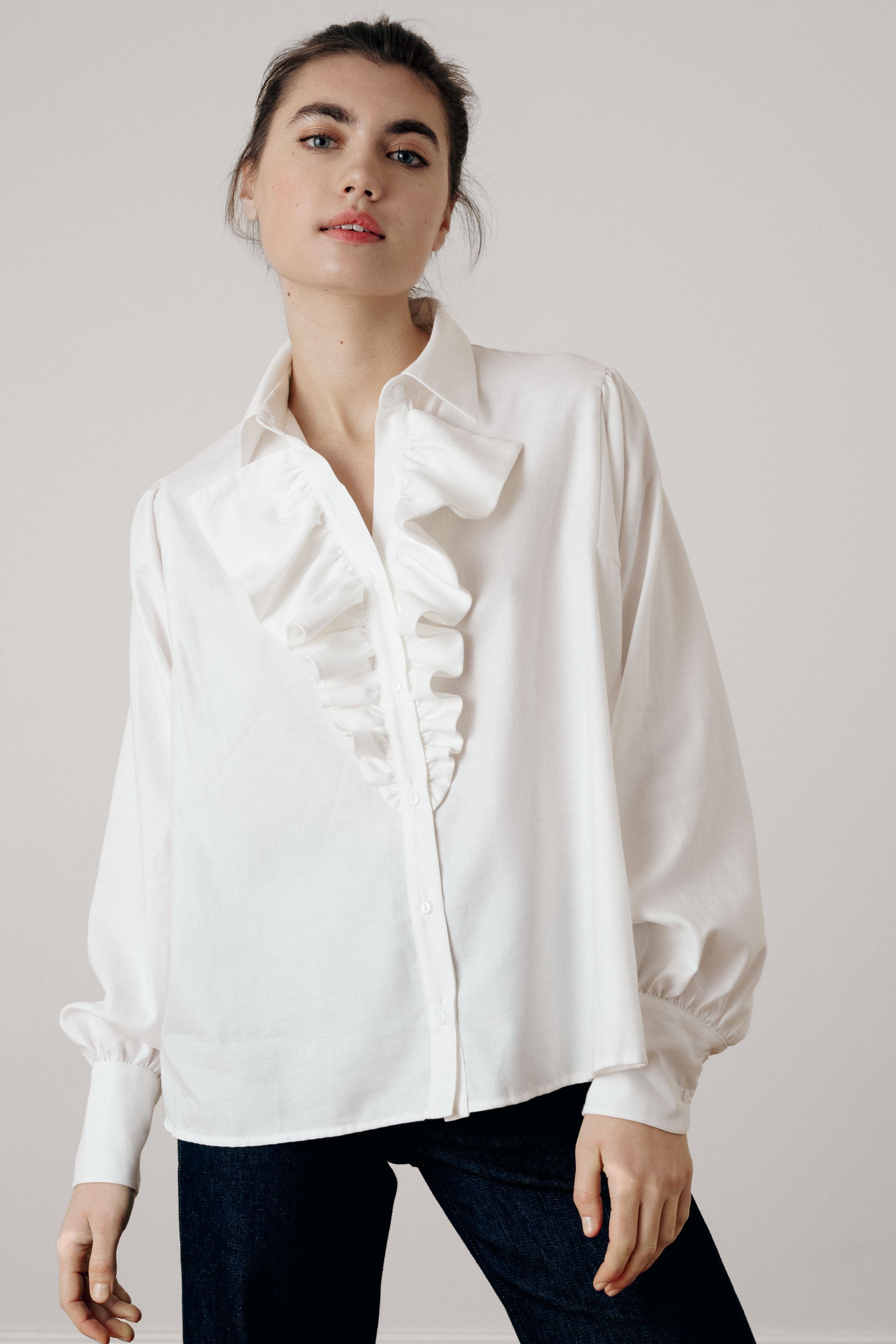 Chemise col classique à volants blanc