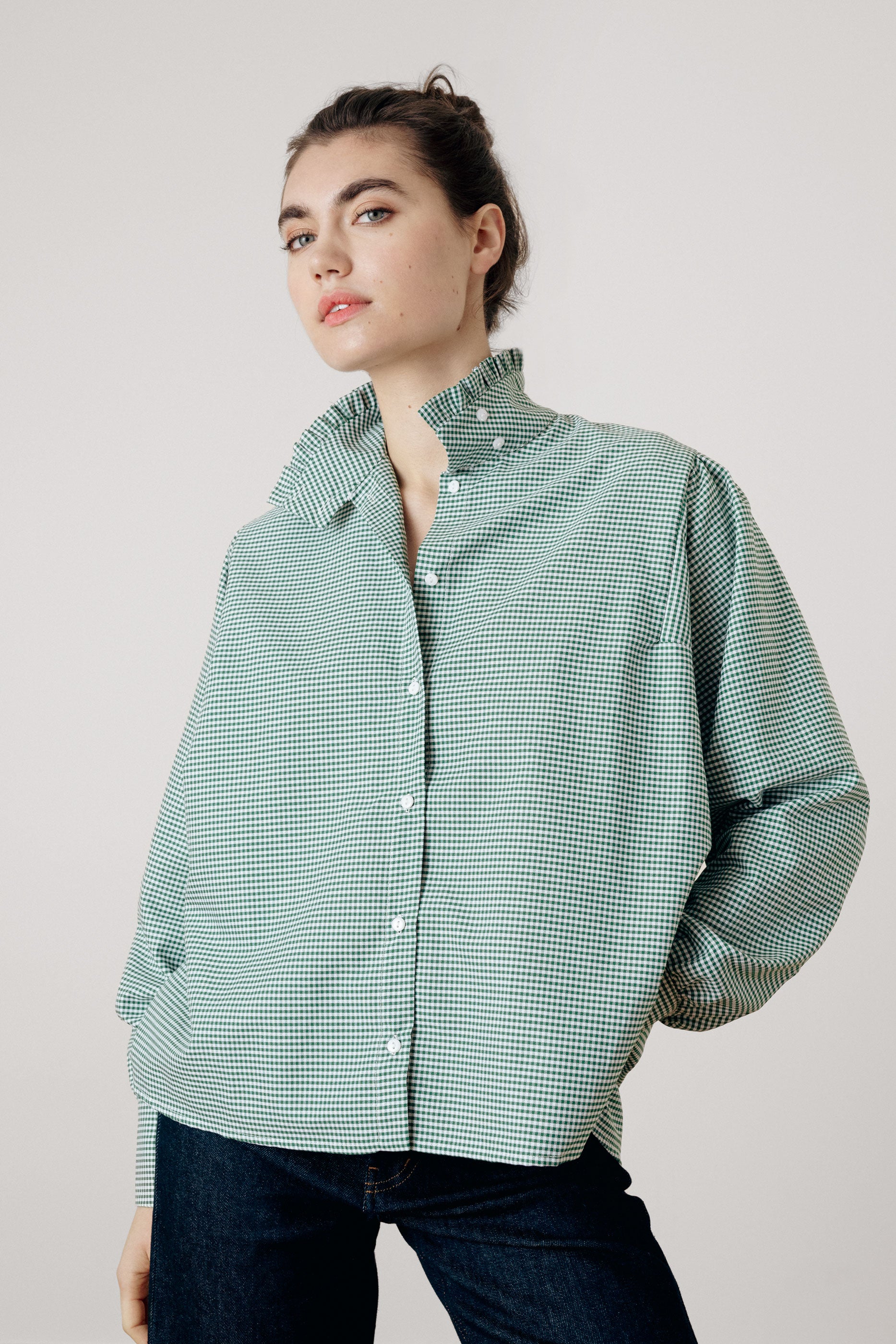 Chemise col montant à volants vichy vert