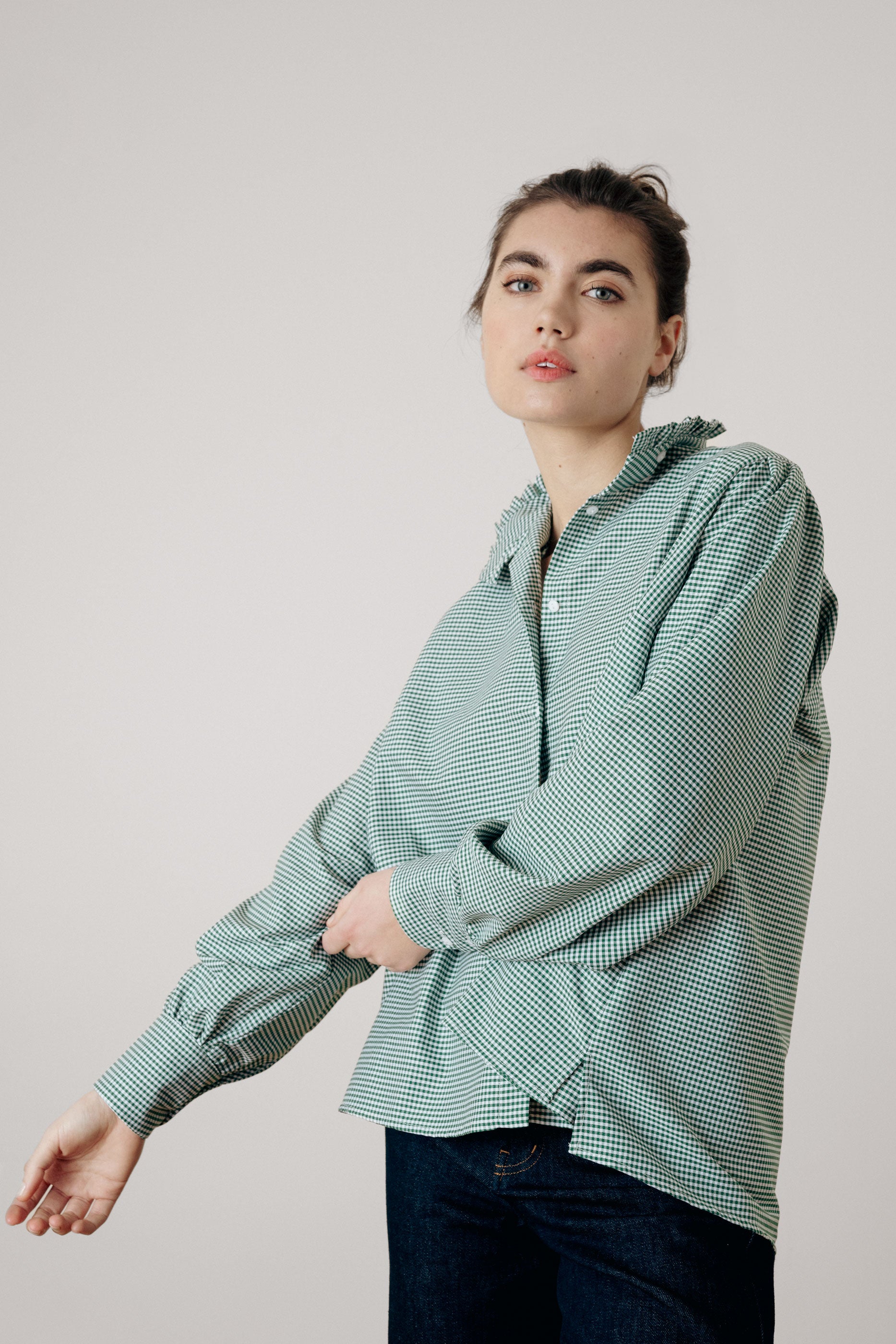 Chemise col montant à volants vichy vert