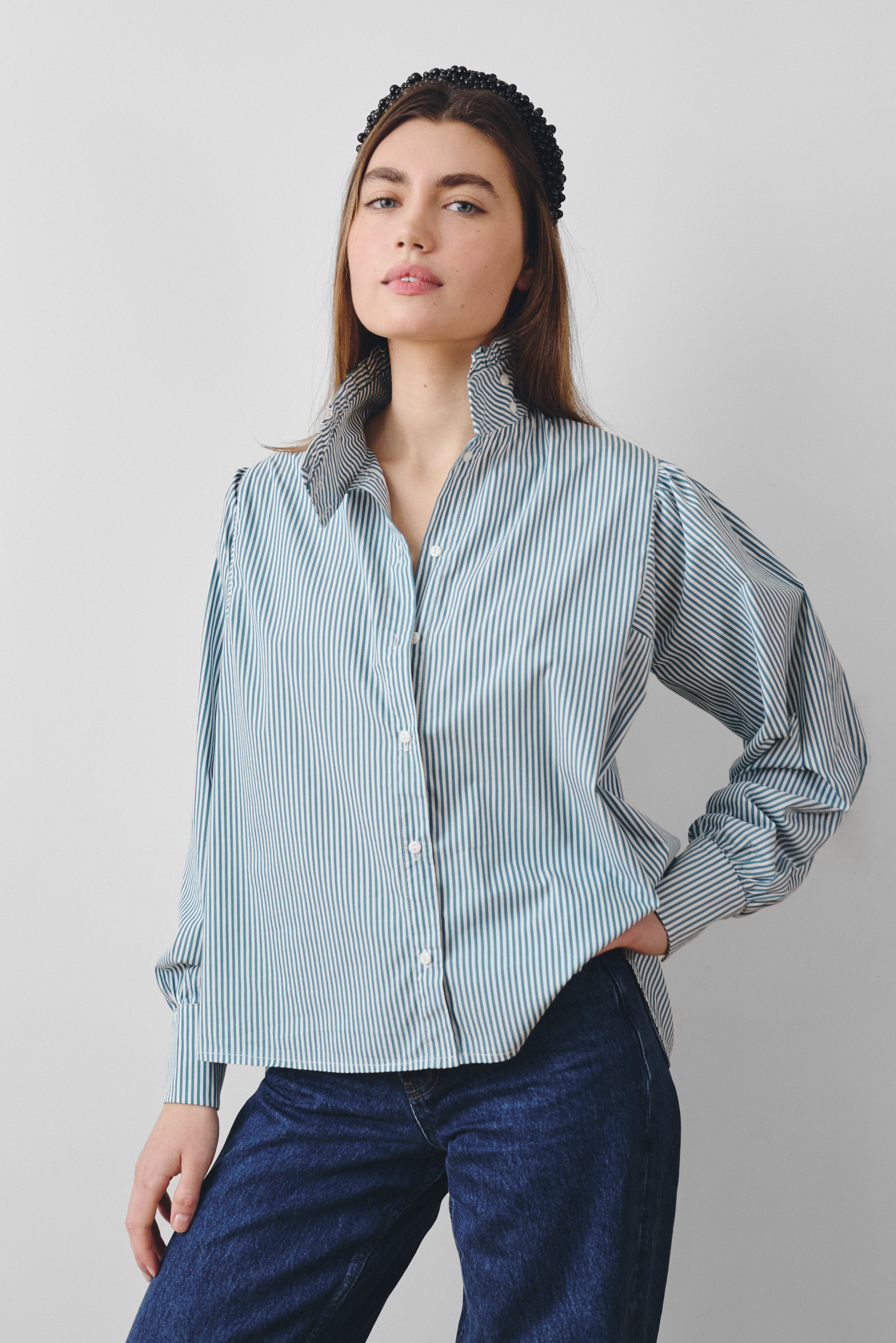 Chemise col montant à volants bleu canard
