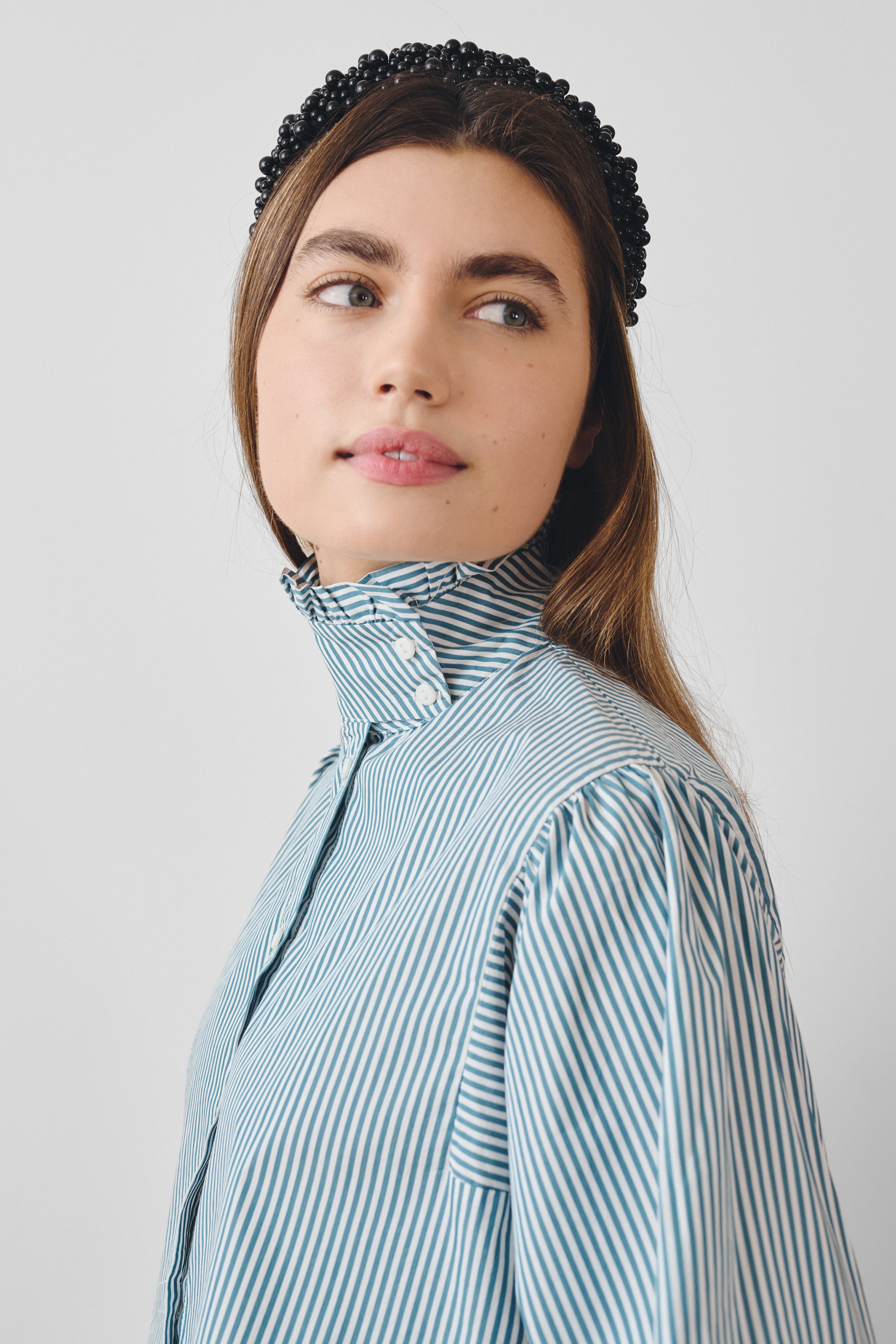 Chemise col montant à volants bleu canard