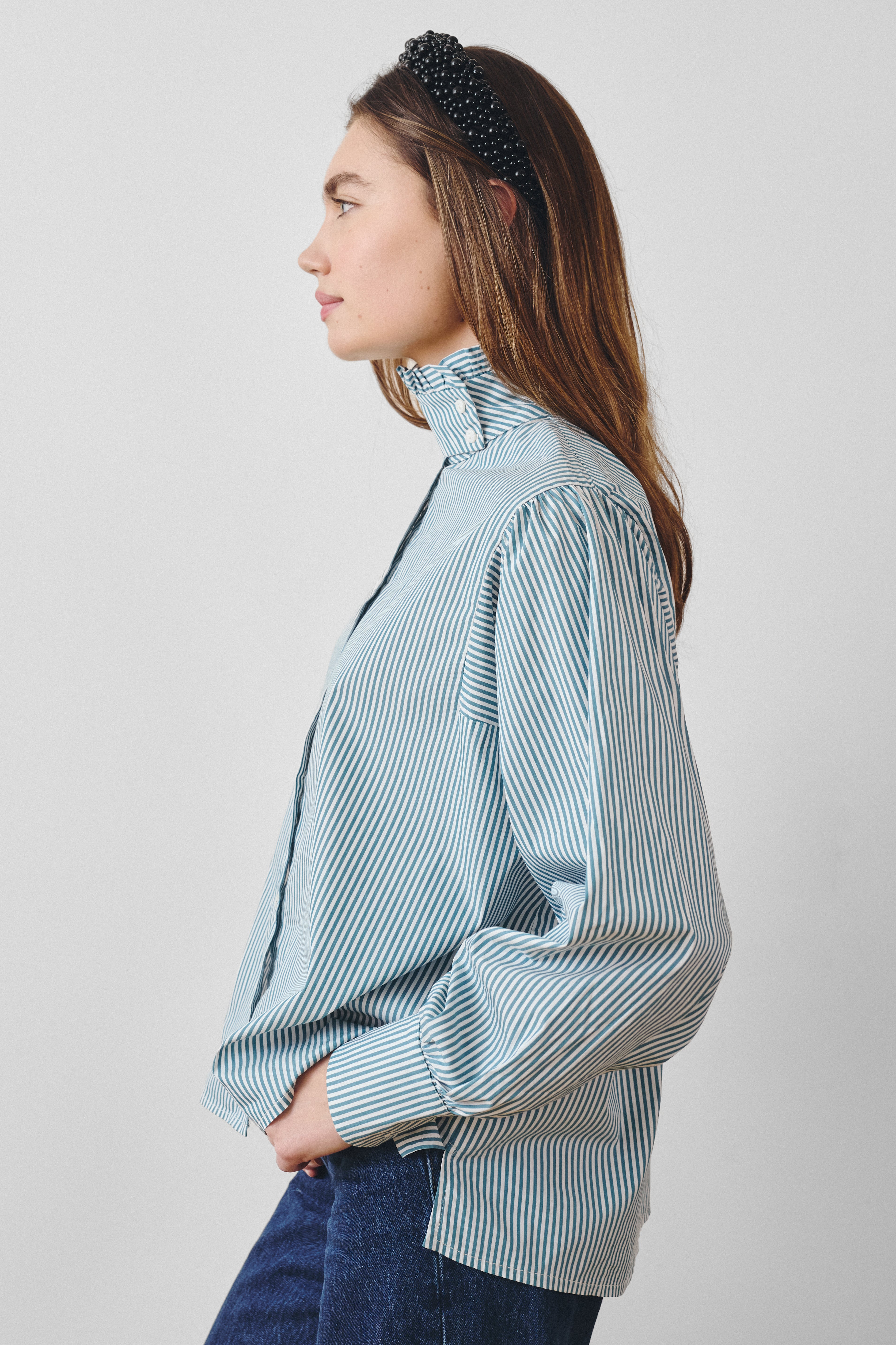 Chemise col montant à volants bleu canard