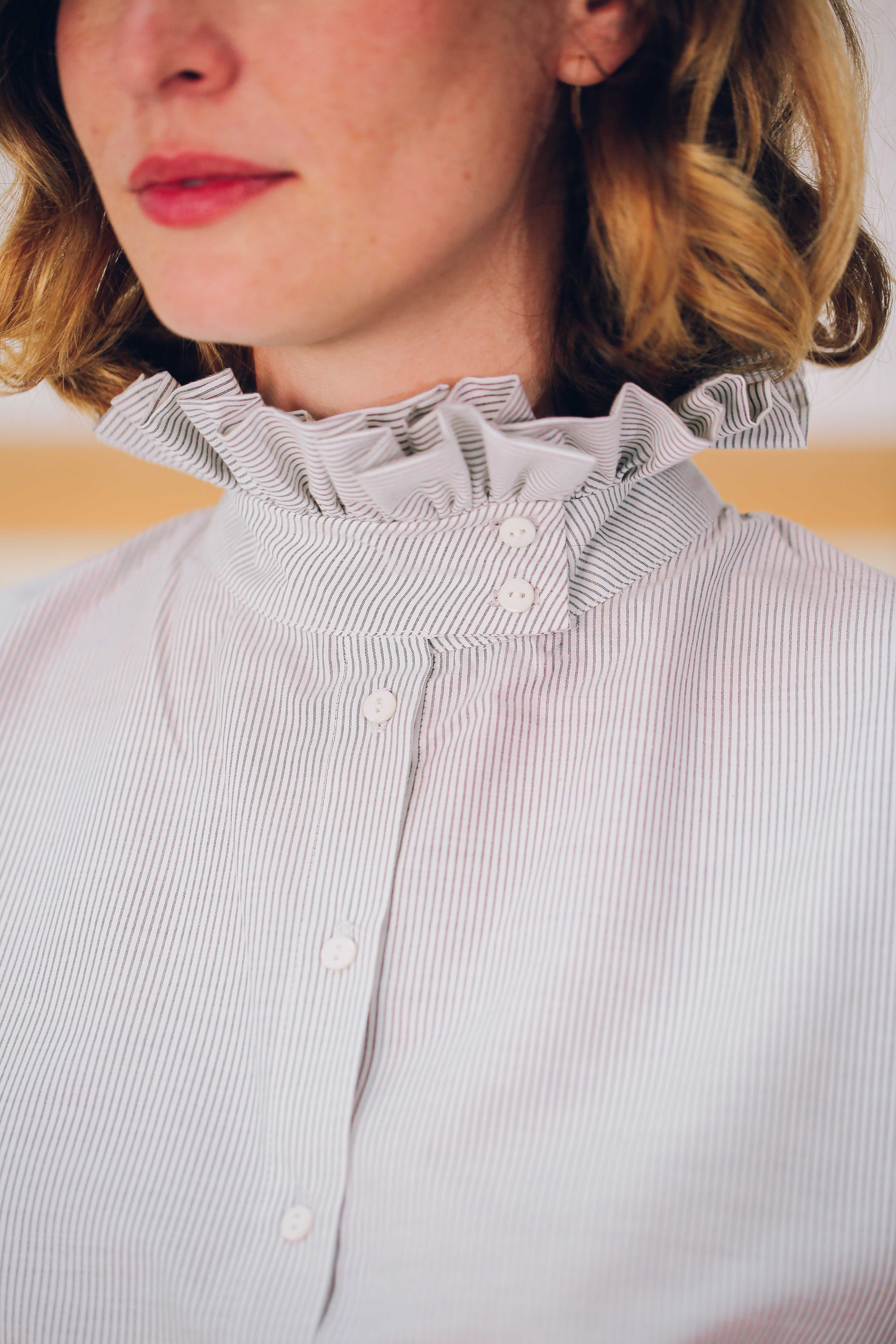 Chemise à col volanté à rayures grises
