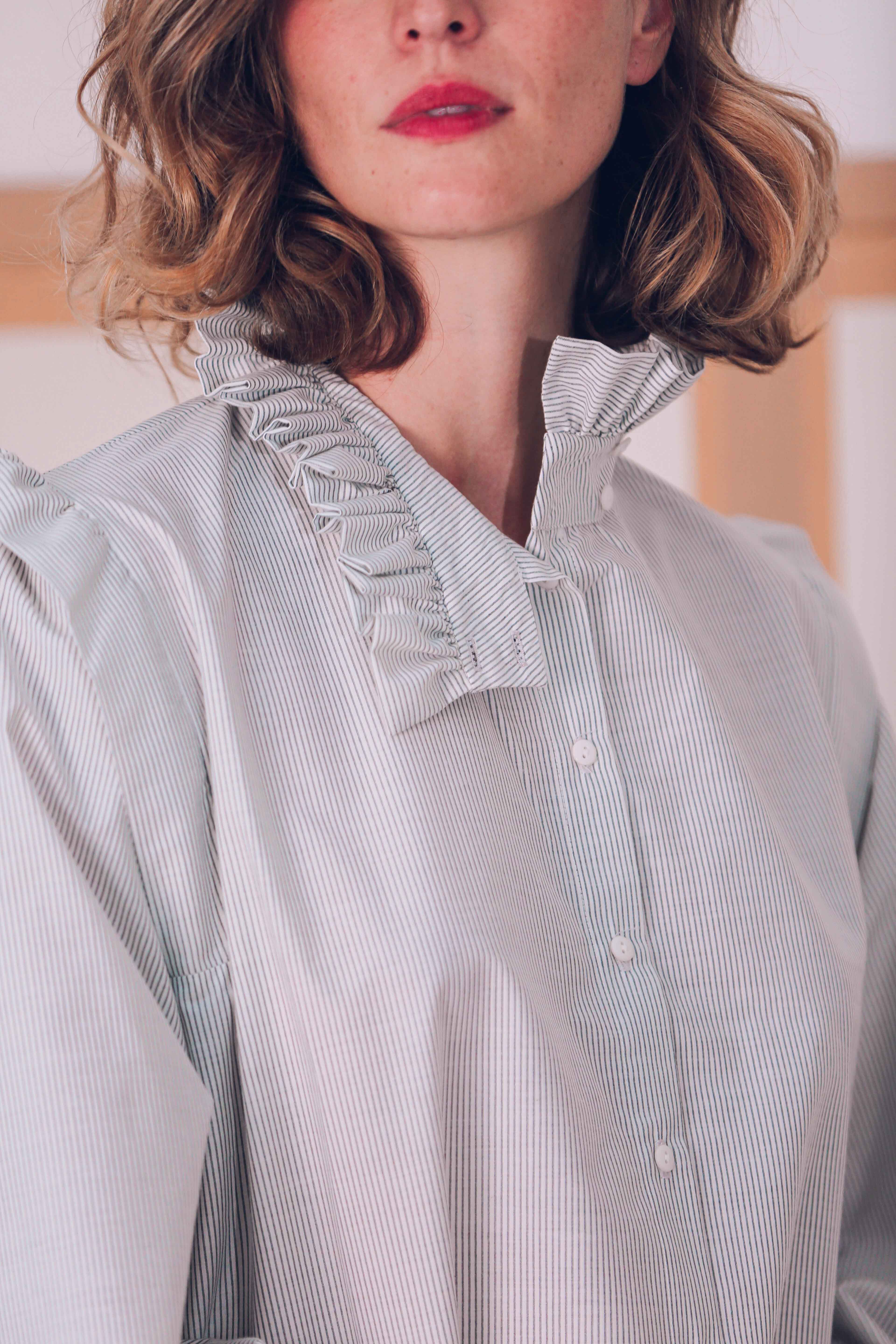 Chemise à col volanté à rayures grises