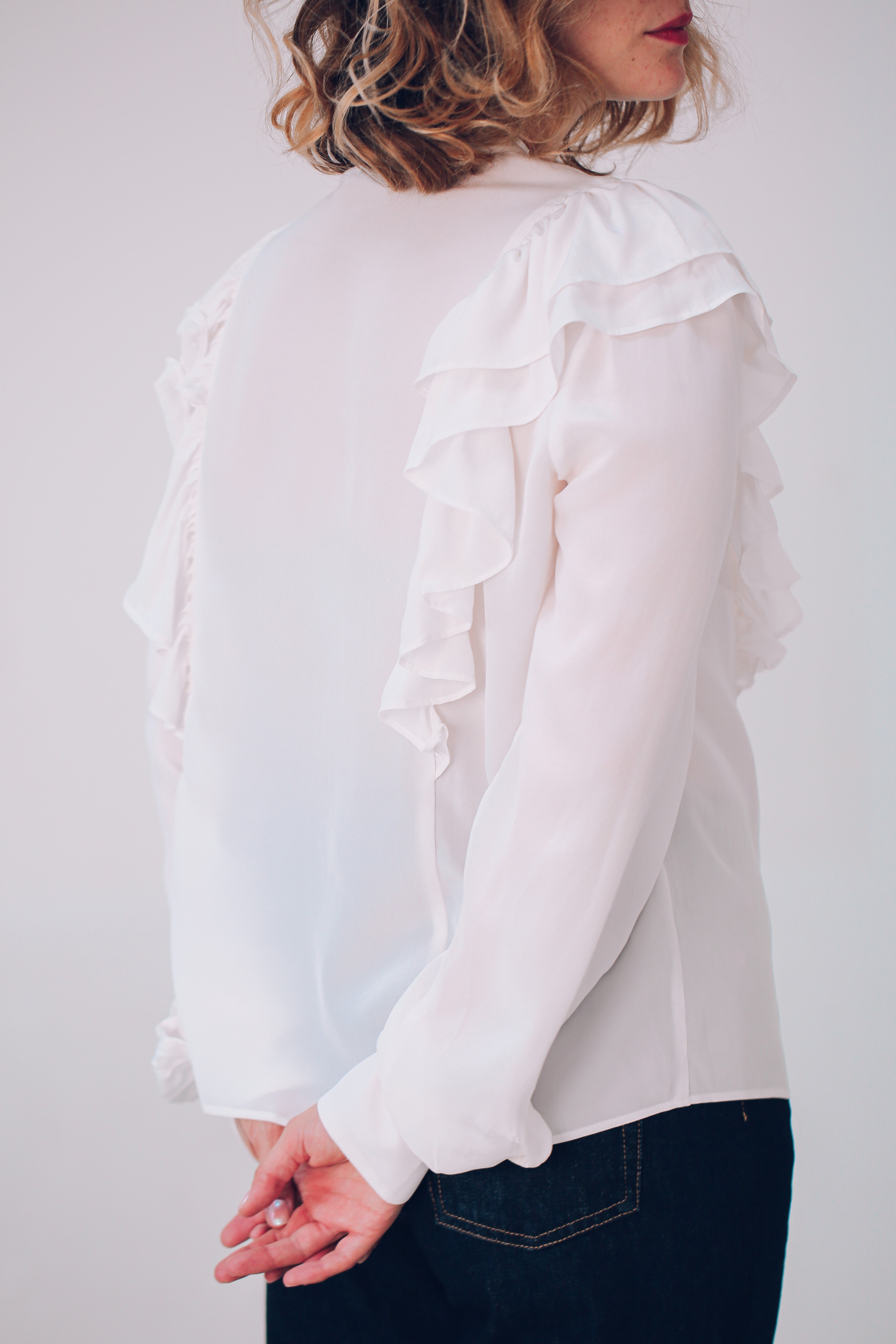 Blouse en soie à volants blanche