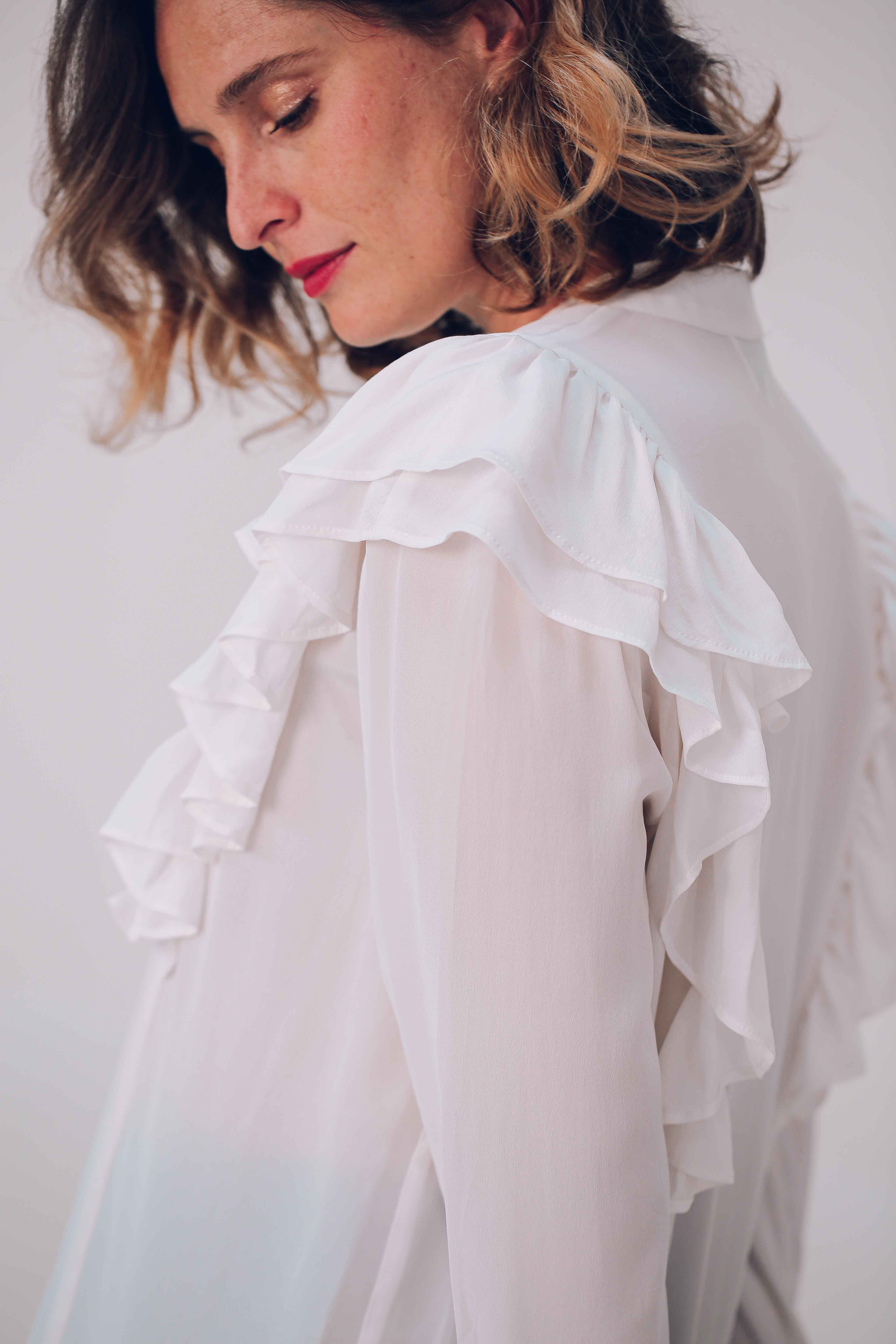 Blouse en soie à volants blanche