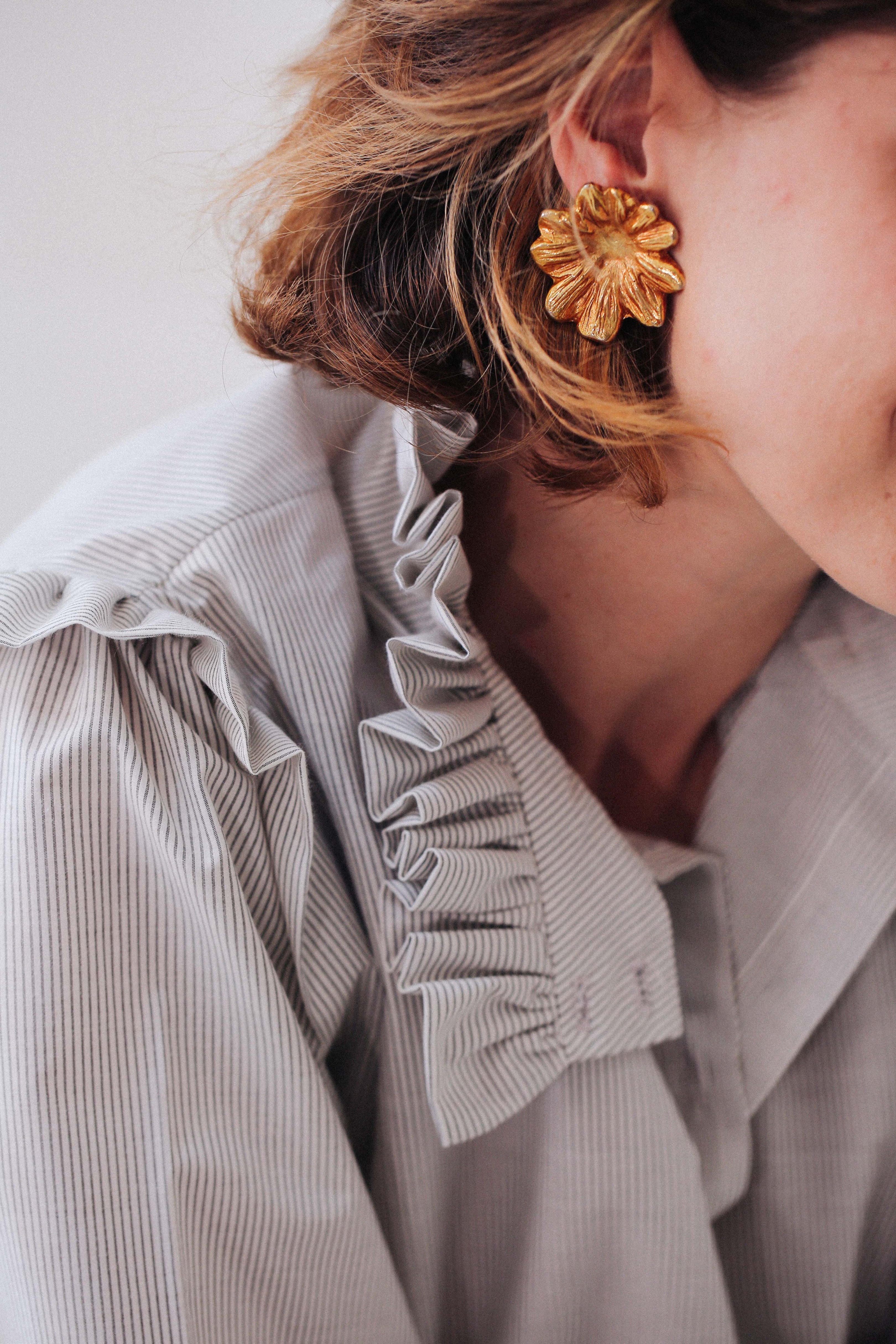 Chemise à col volanté à rayures grises