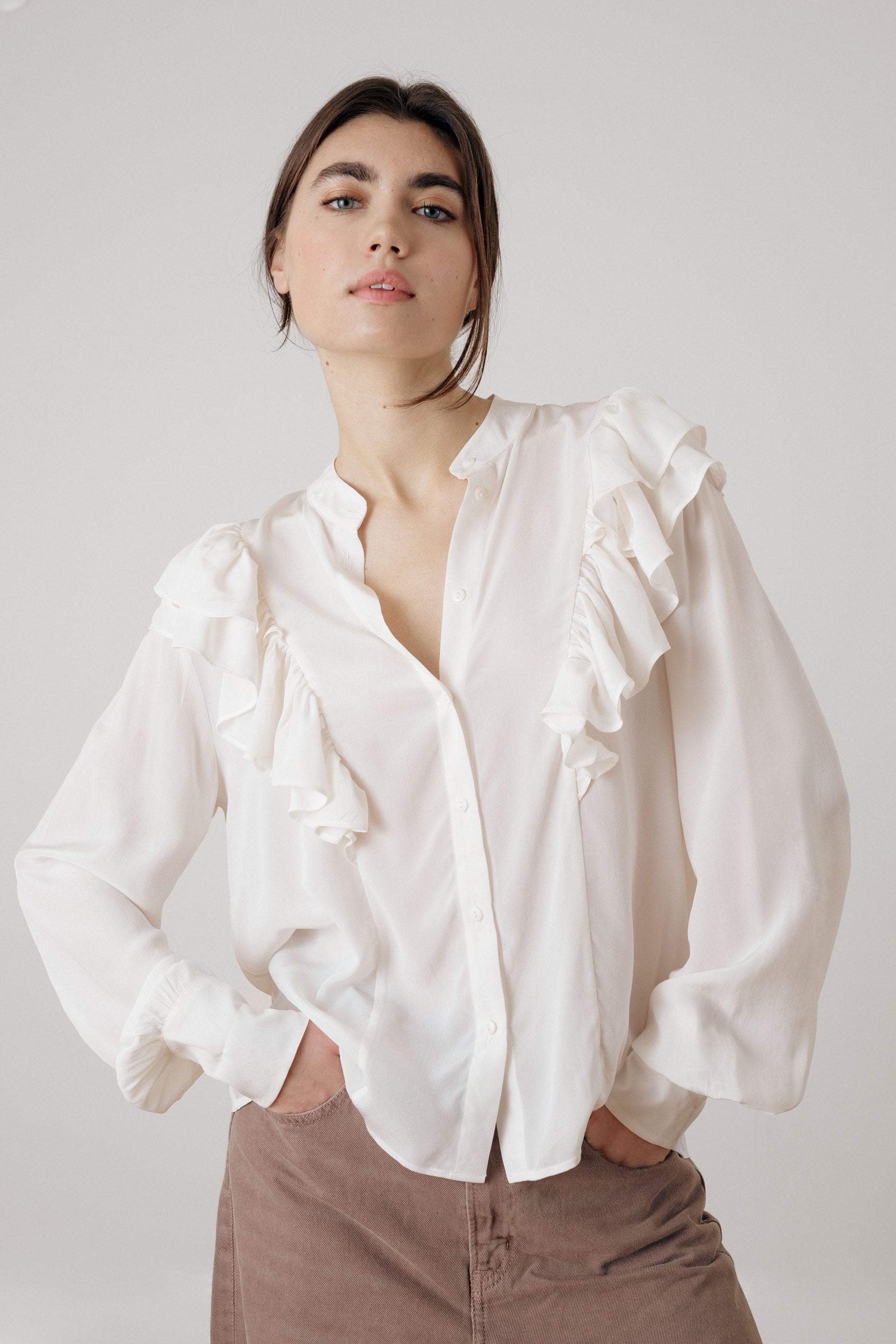 Blouse en soie à volants blanche