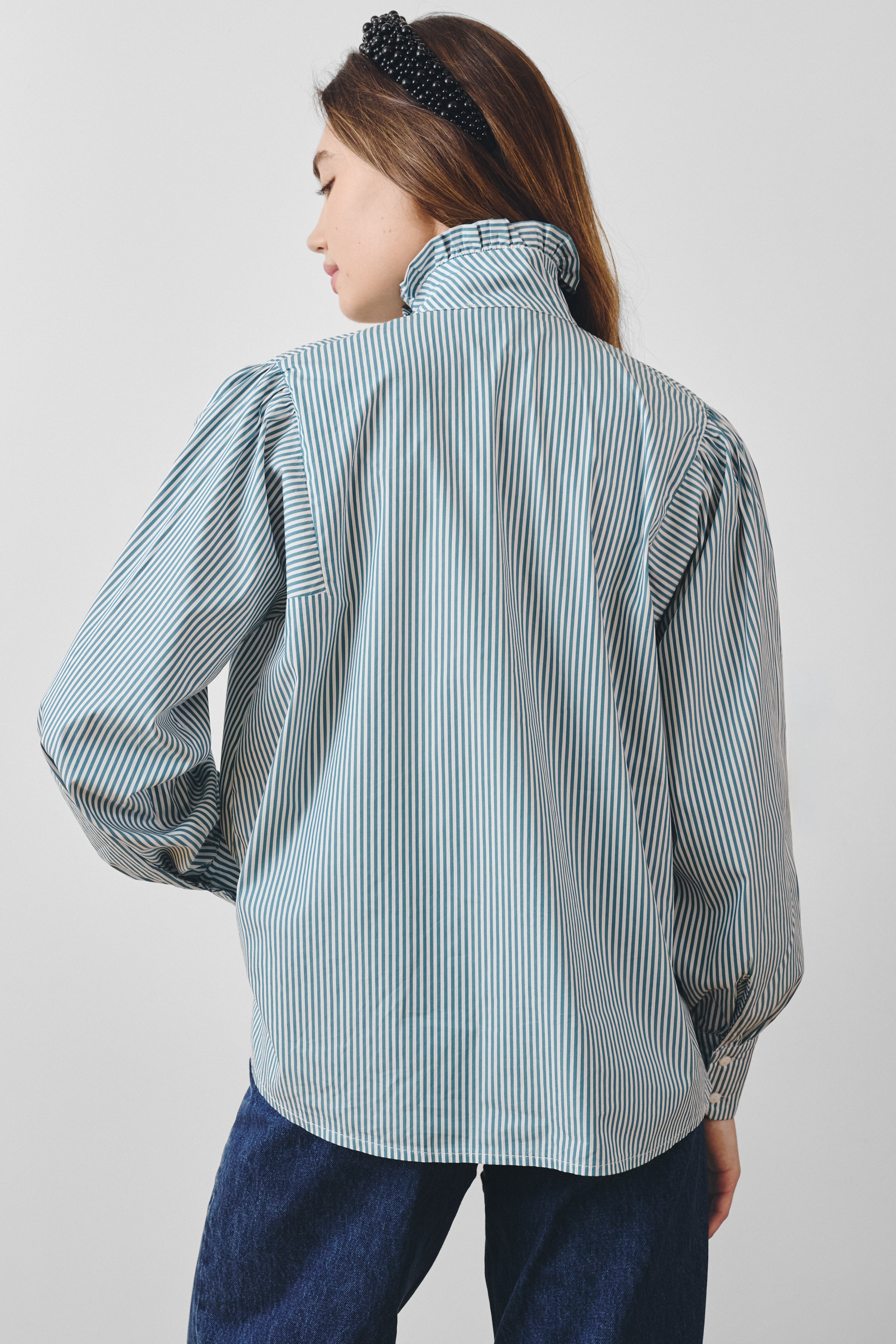 Chemise col montant à volants bleu canard