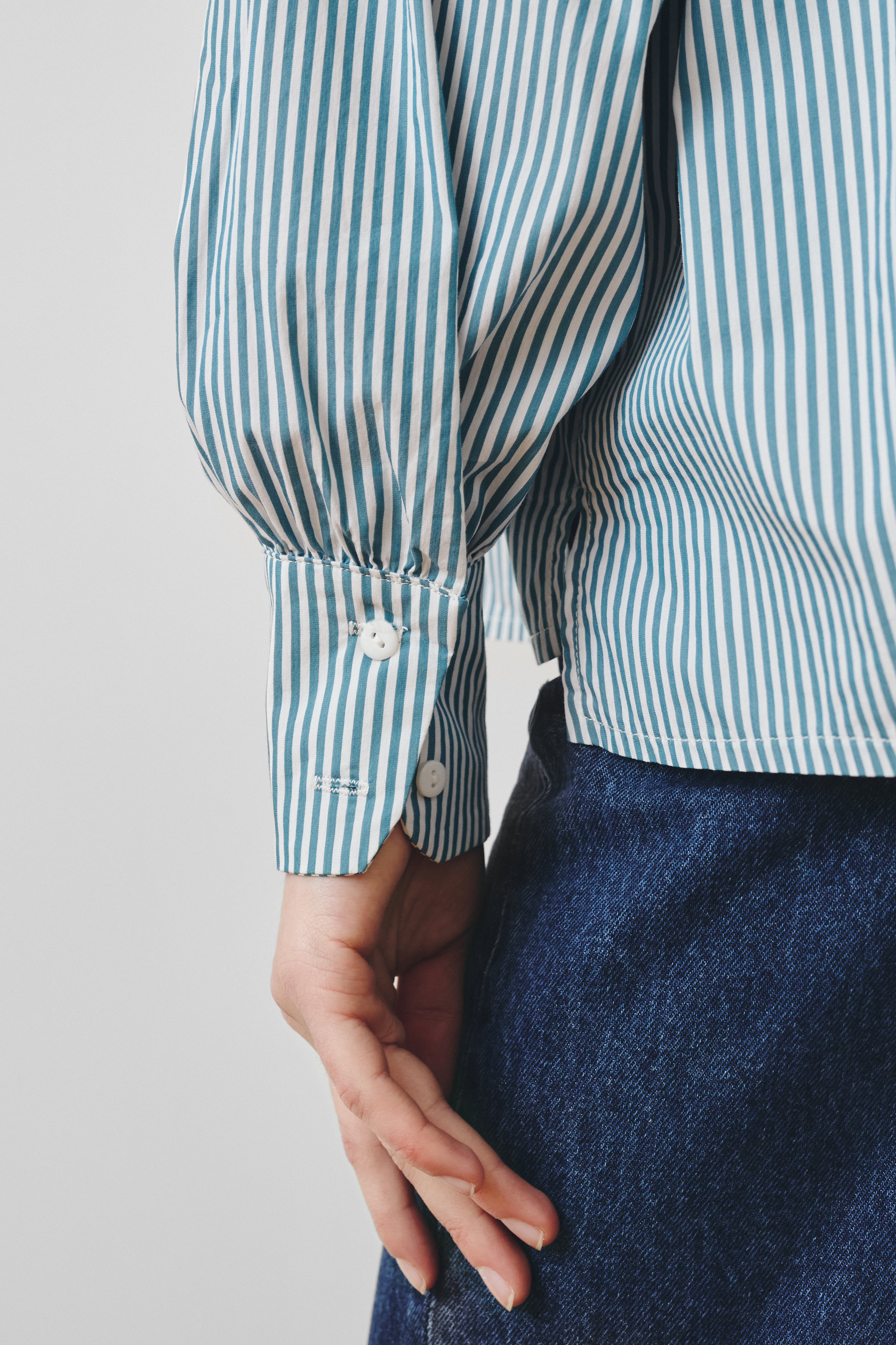 Chemise col montant à volants bleu canard